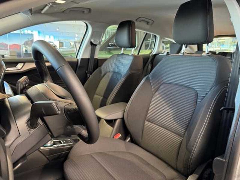 Ford Focus Titanium Turnier Automatik+Rückfahrkamera+Navi+Tempomat Titanium Turnier Automatik+Rückfahrkamera+Navi+Tempomat