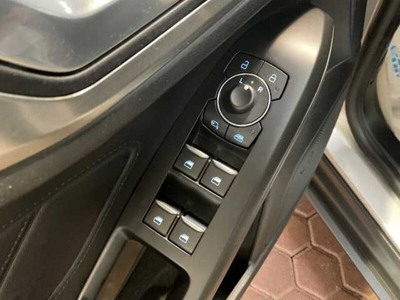 Ford Focus Titanium Winter-P. RÜCKF. PDC. NAVI. Allwetterreifen