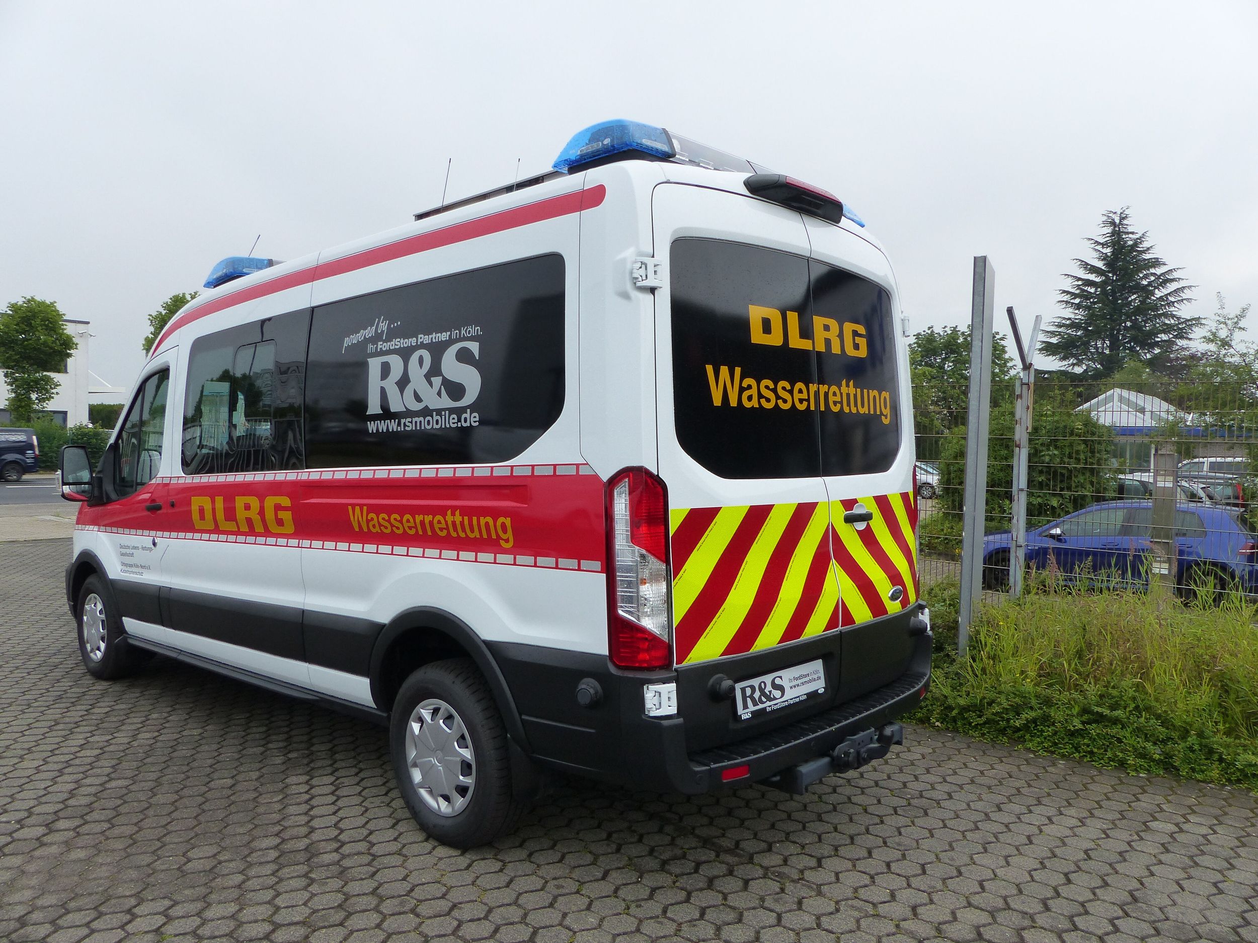 Von hinten: Ein Kastenwagen mit DLRG-Wasserrettung Lackierung