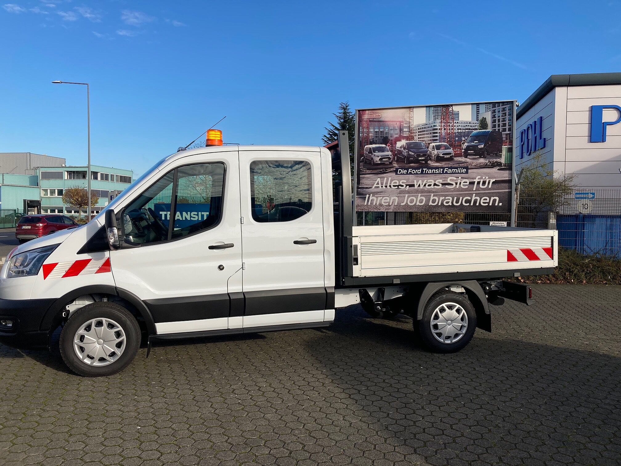 Der Ford Transit mit Pritsche seitlich gezeigt