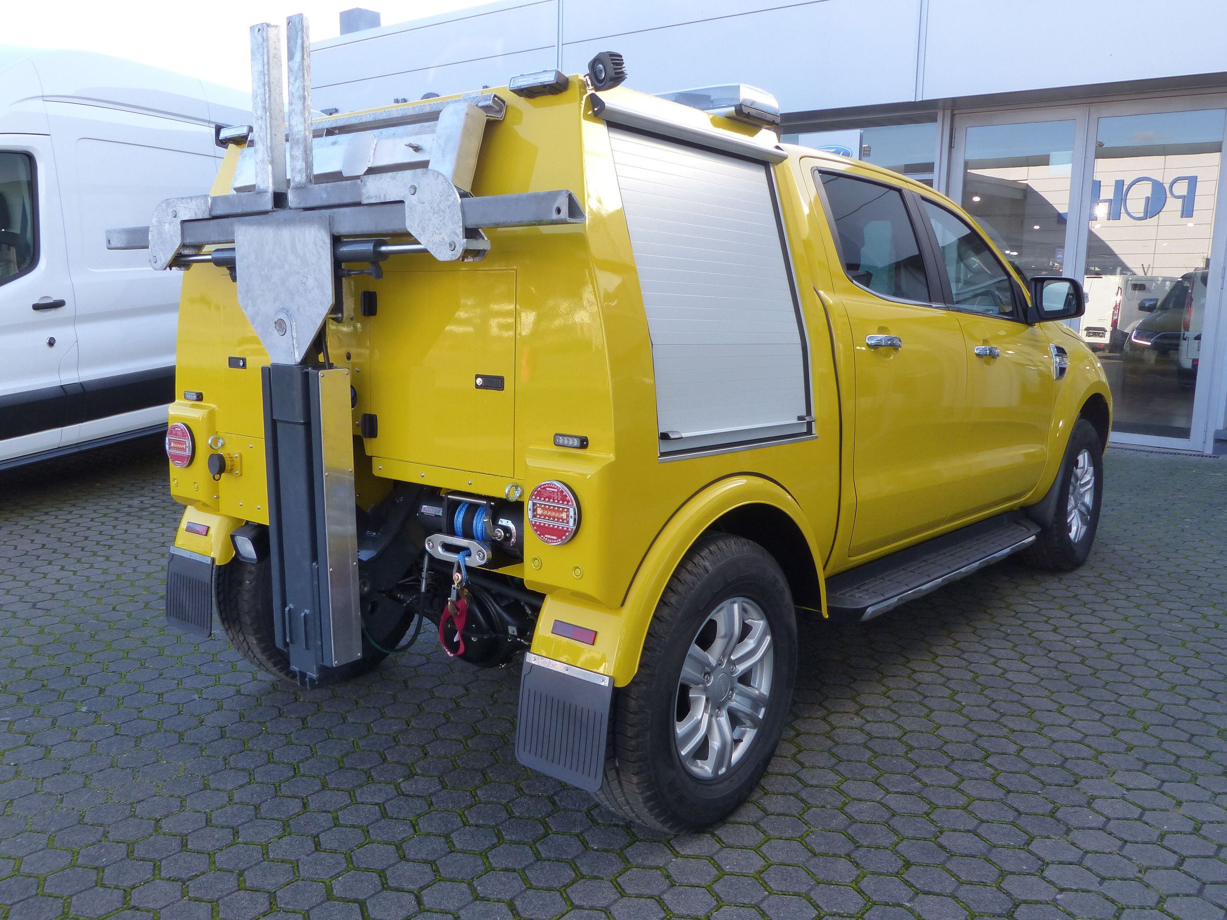 Der Ford Ranger mit Abschleppmodul von hinten gezeigt