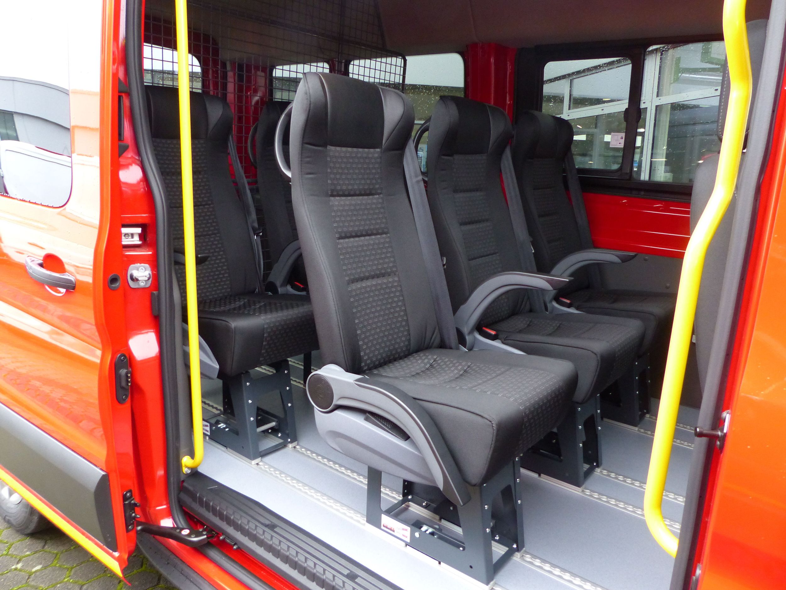 Der Innenraum eines roten Transporter mit gelben Warnstreifen