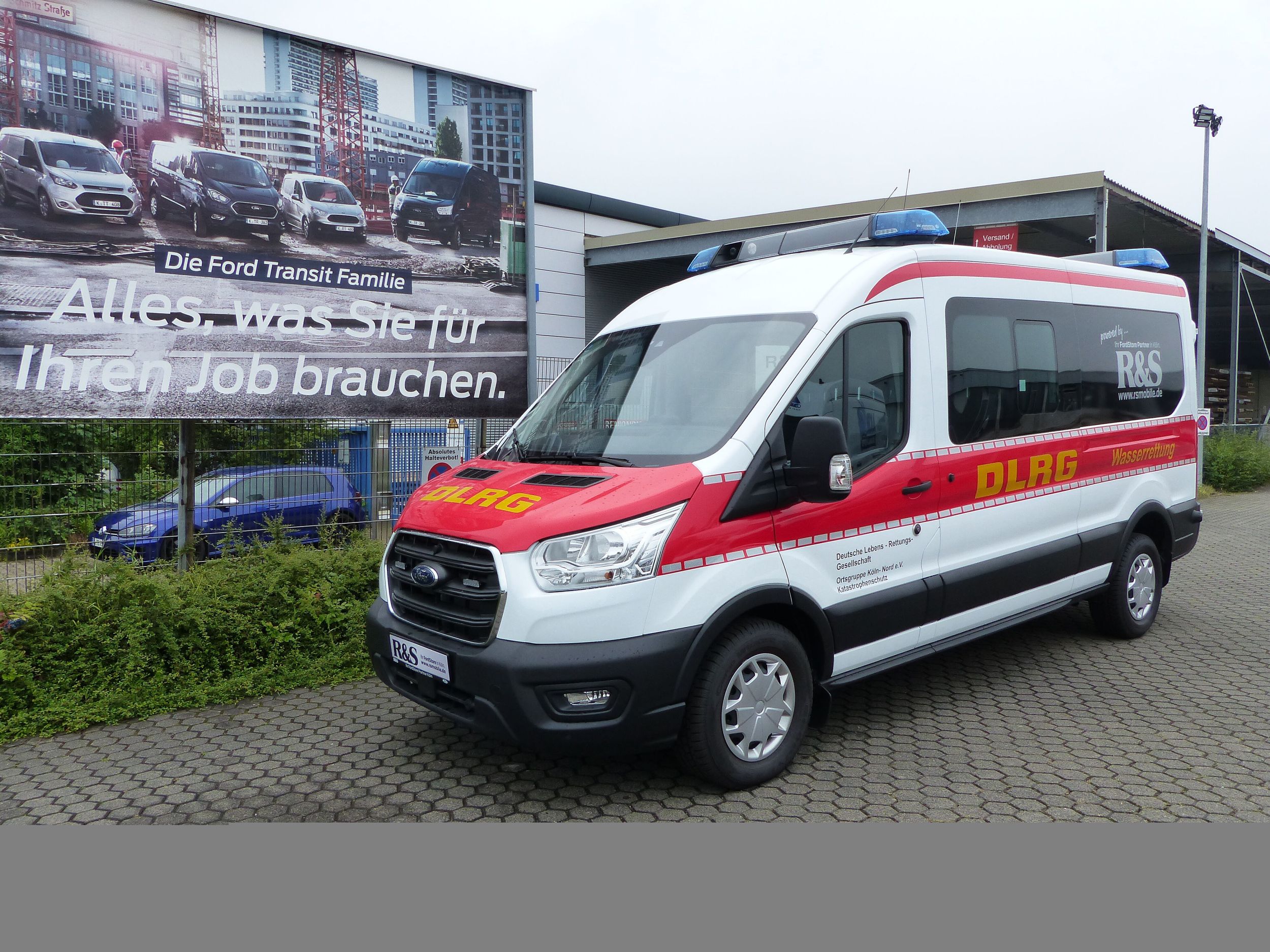 Von vorne: Ein Kastenwagen mit DLRG-Wasserrettung Lackierung