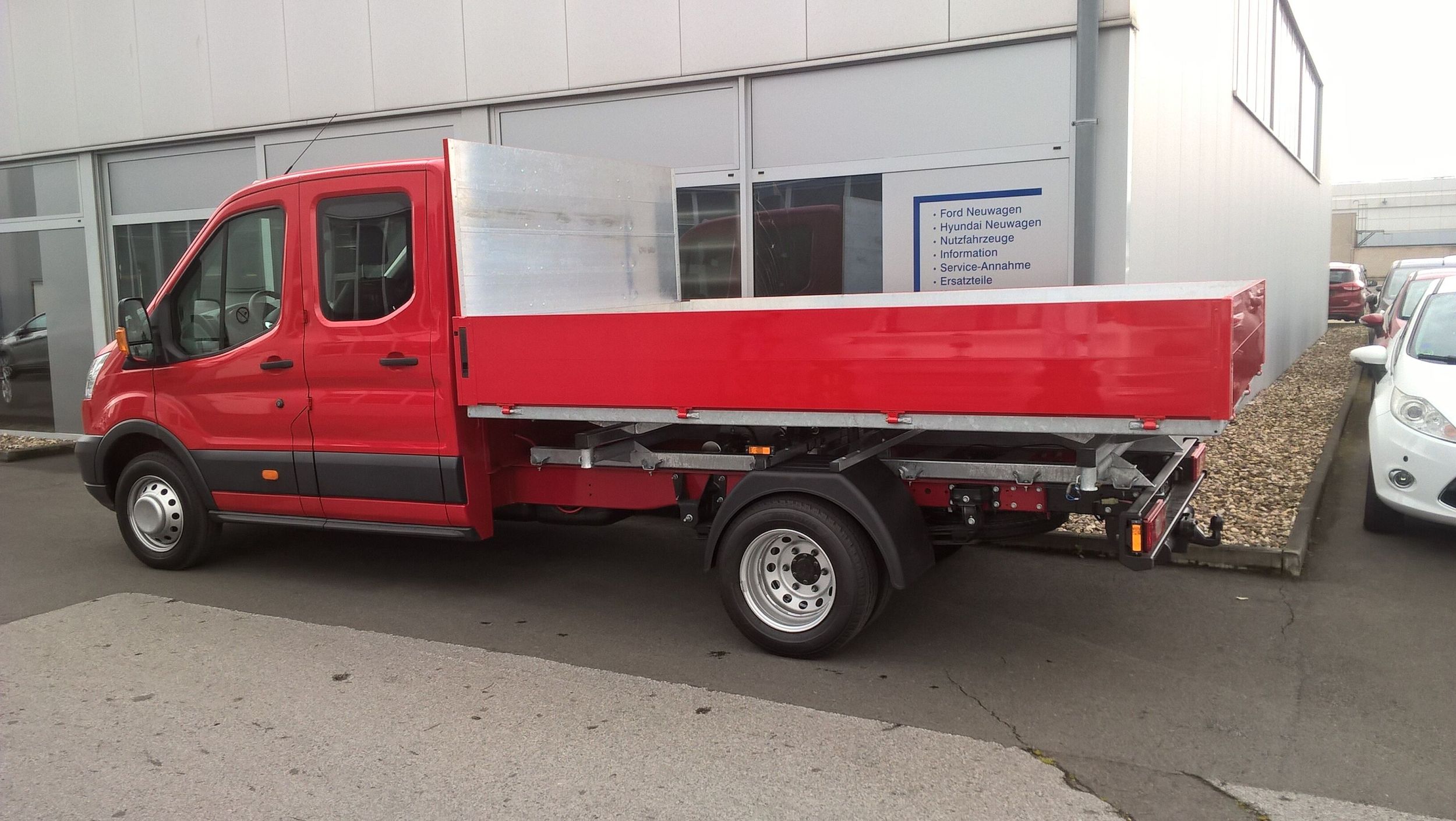 Der Ford Transit mit einer Lade-Kipp-Vorrichtung bei der die Ladefläche im Ausgangszustand ist