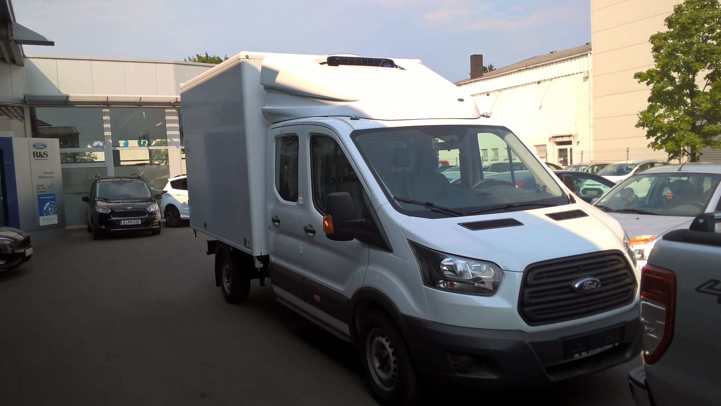 Der Ford Transit mit Kofferaufbau seitlich von vorne gezeigt
