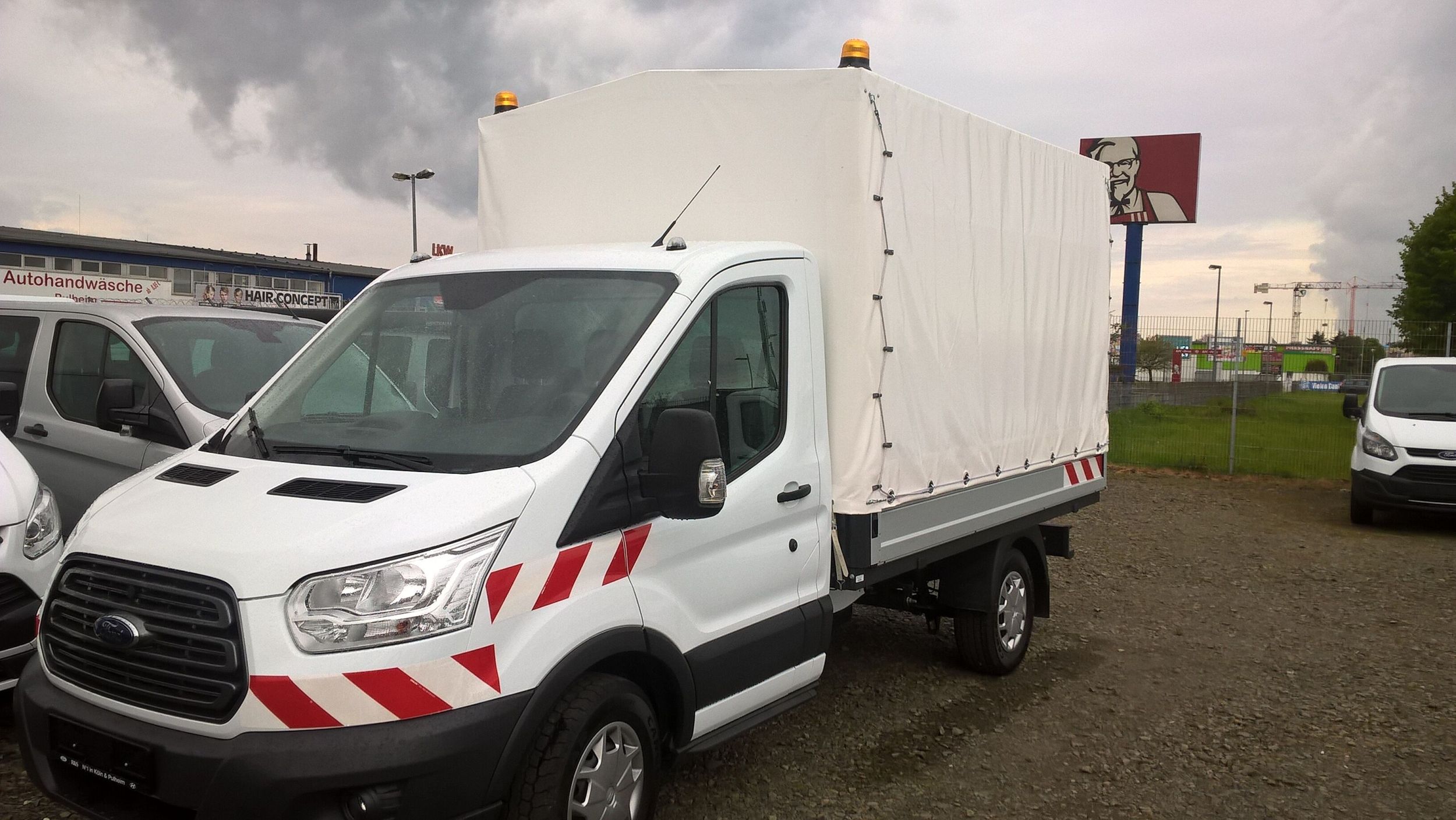 Der Ford Transit Plane mit Spriegel seitlich von vorne gezeigt