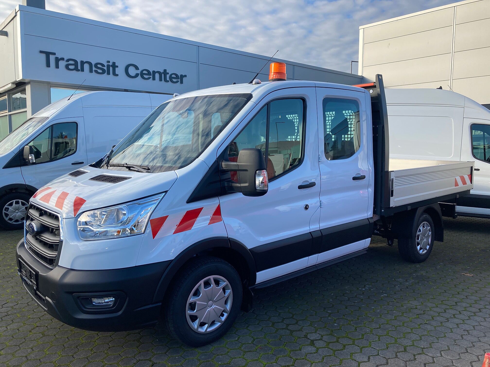 Der Ford Transit mit Pritsche von vorne