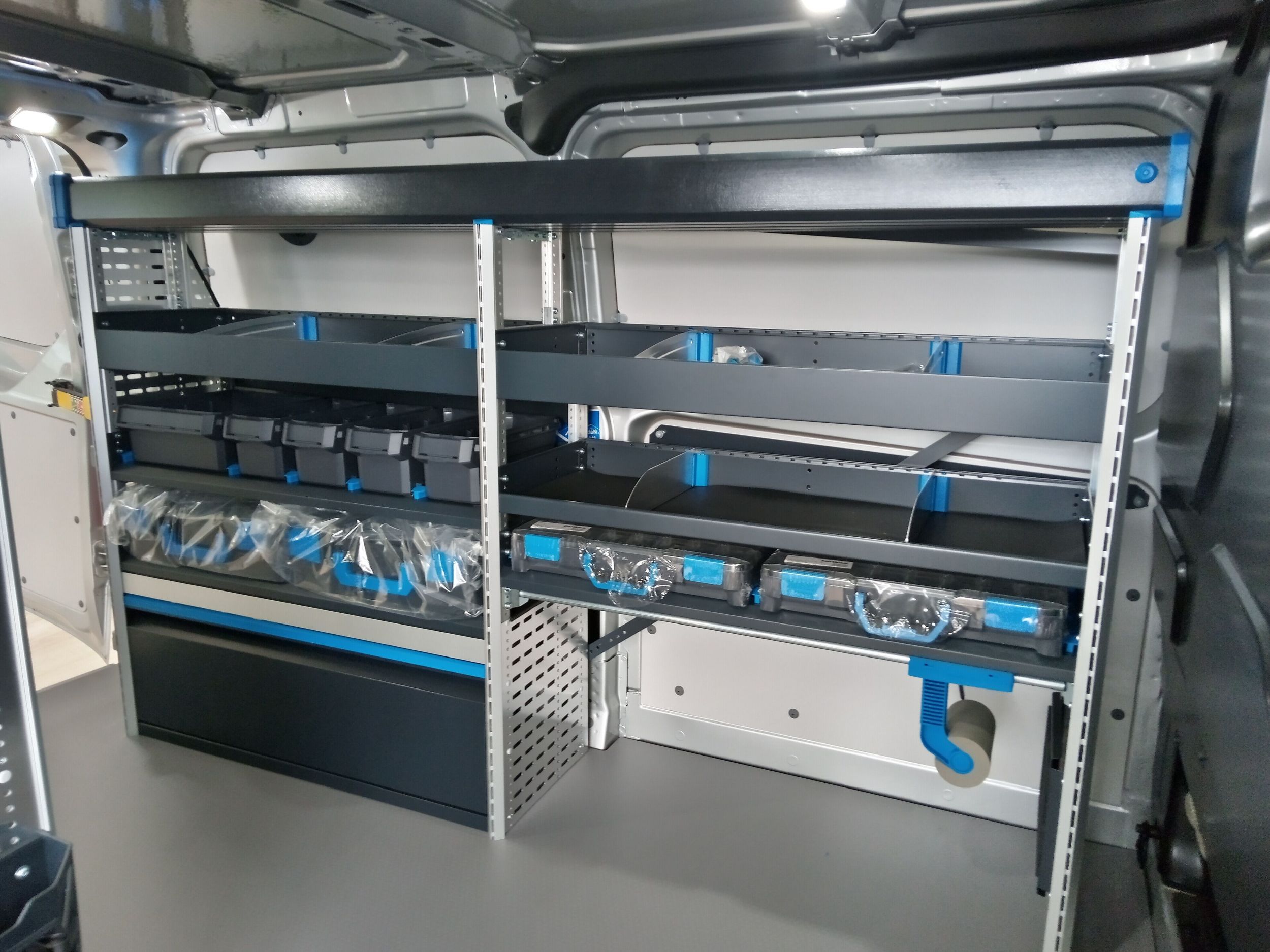 Das Sortimo Regalsystem in einem Fahrzeug gezeigt