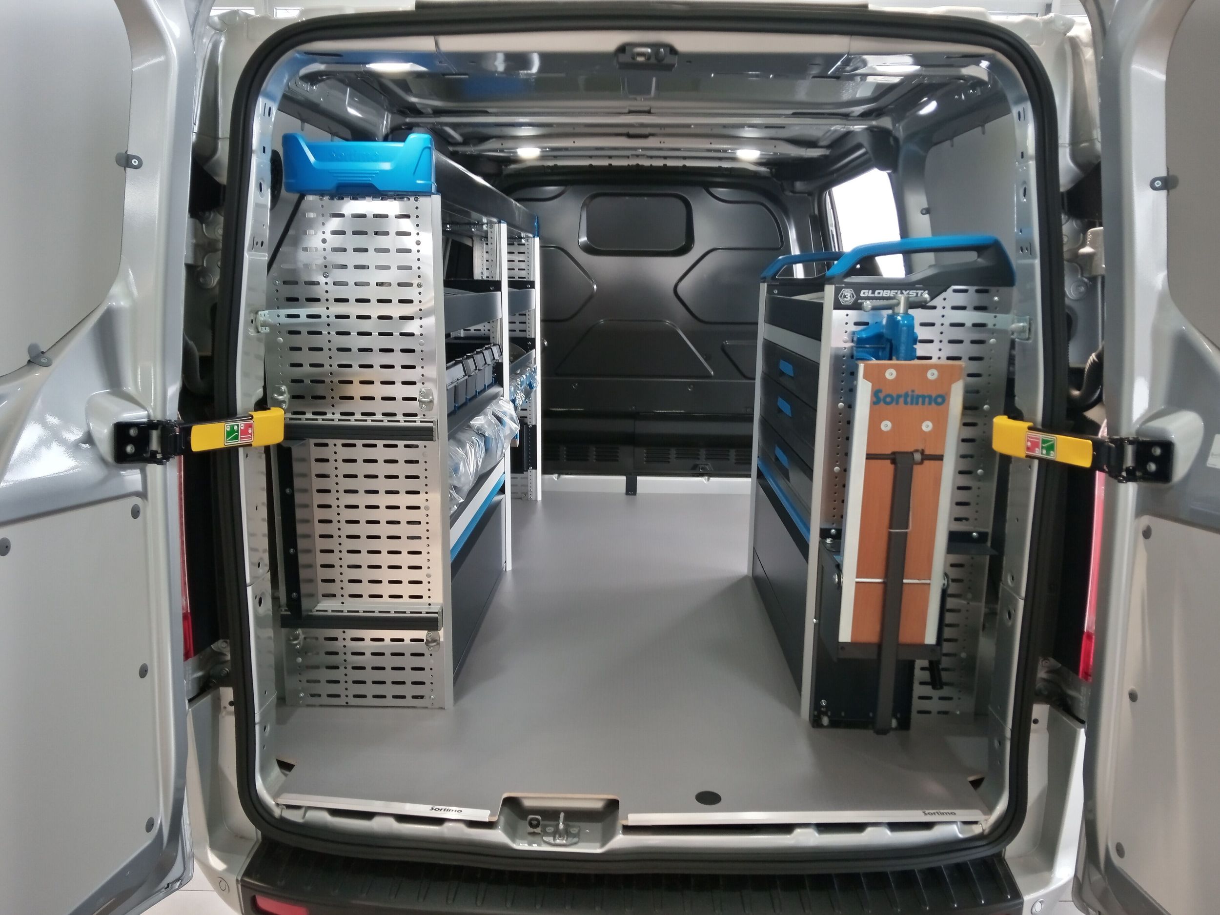 Das Sortimo Regalsystem in einem Fahrzeug durch die Hecktür eines Fahrzeuges gezeigt