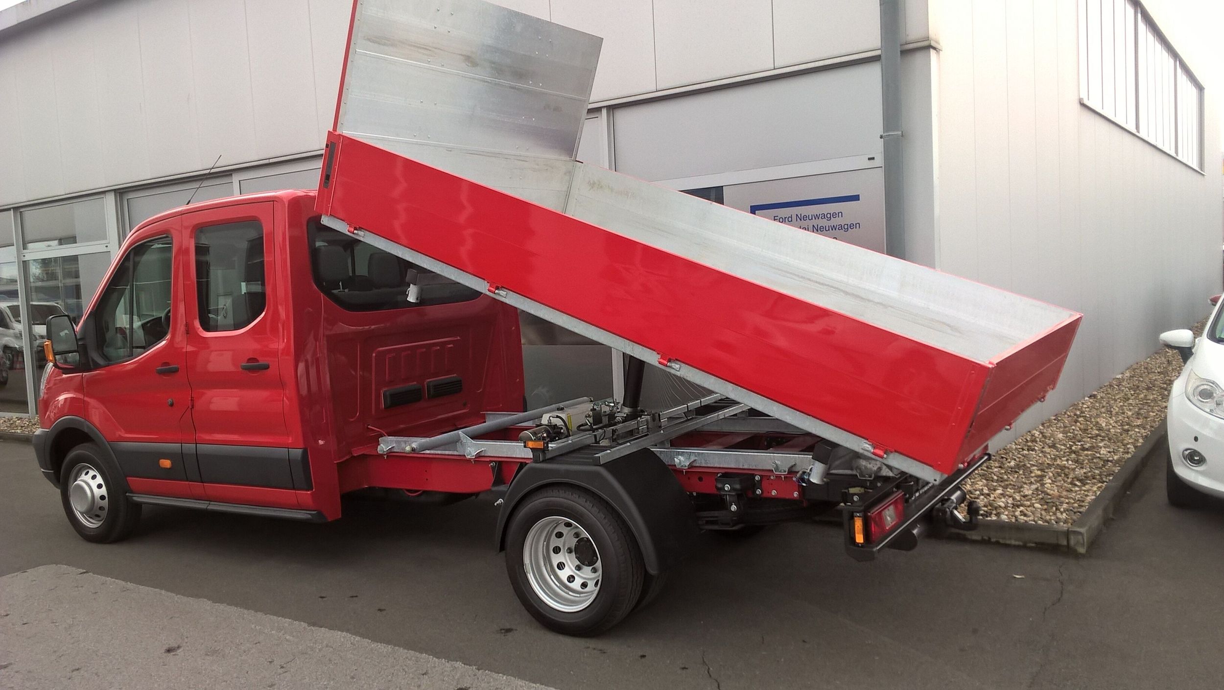 Der Ford Transit mit einer Lade-Kipp-Vorrichtung bei der die Ladefläche gekippt ist