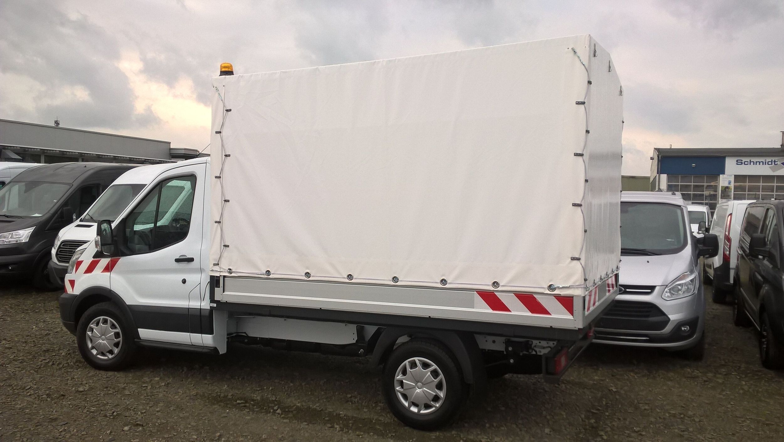 Der Ford Ranger mit einer kippbaren Ladefläche seitlich gezeigt