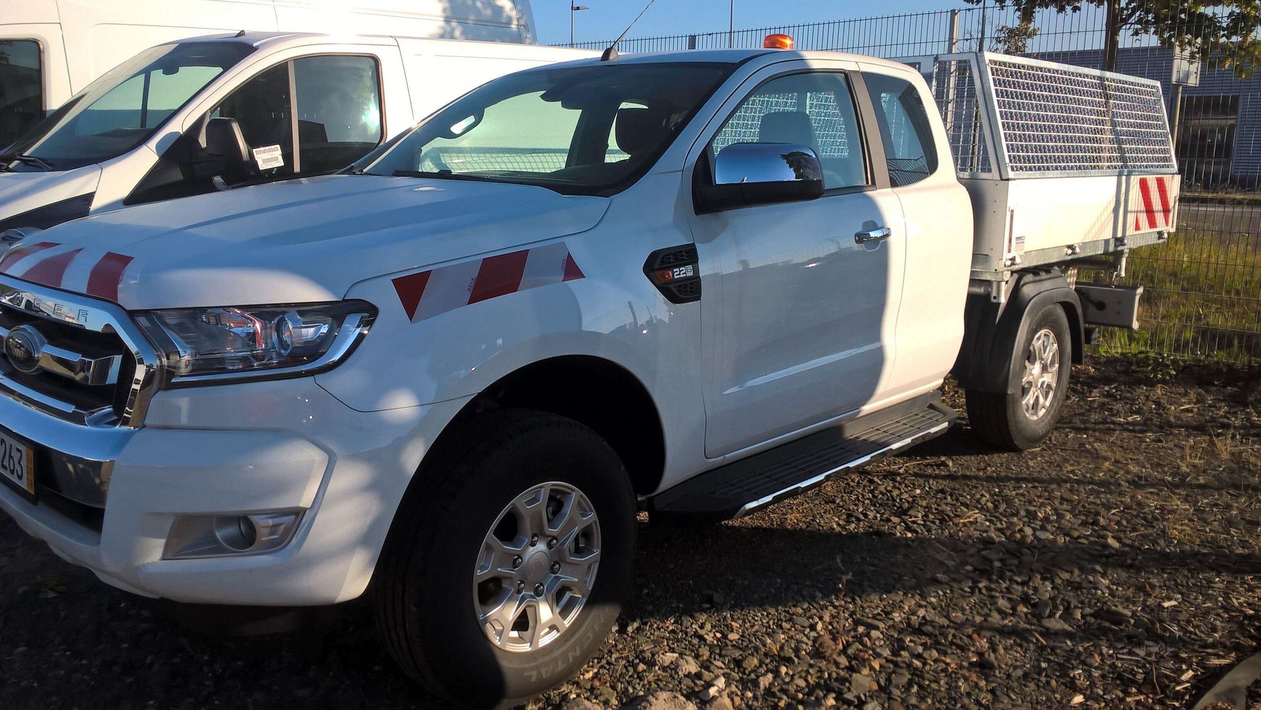 Der Ford Ranger mit einer kippbaren Ladefläche seitlich von vorne gezeigt