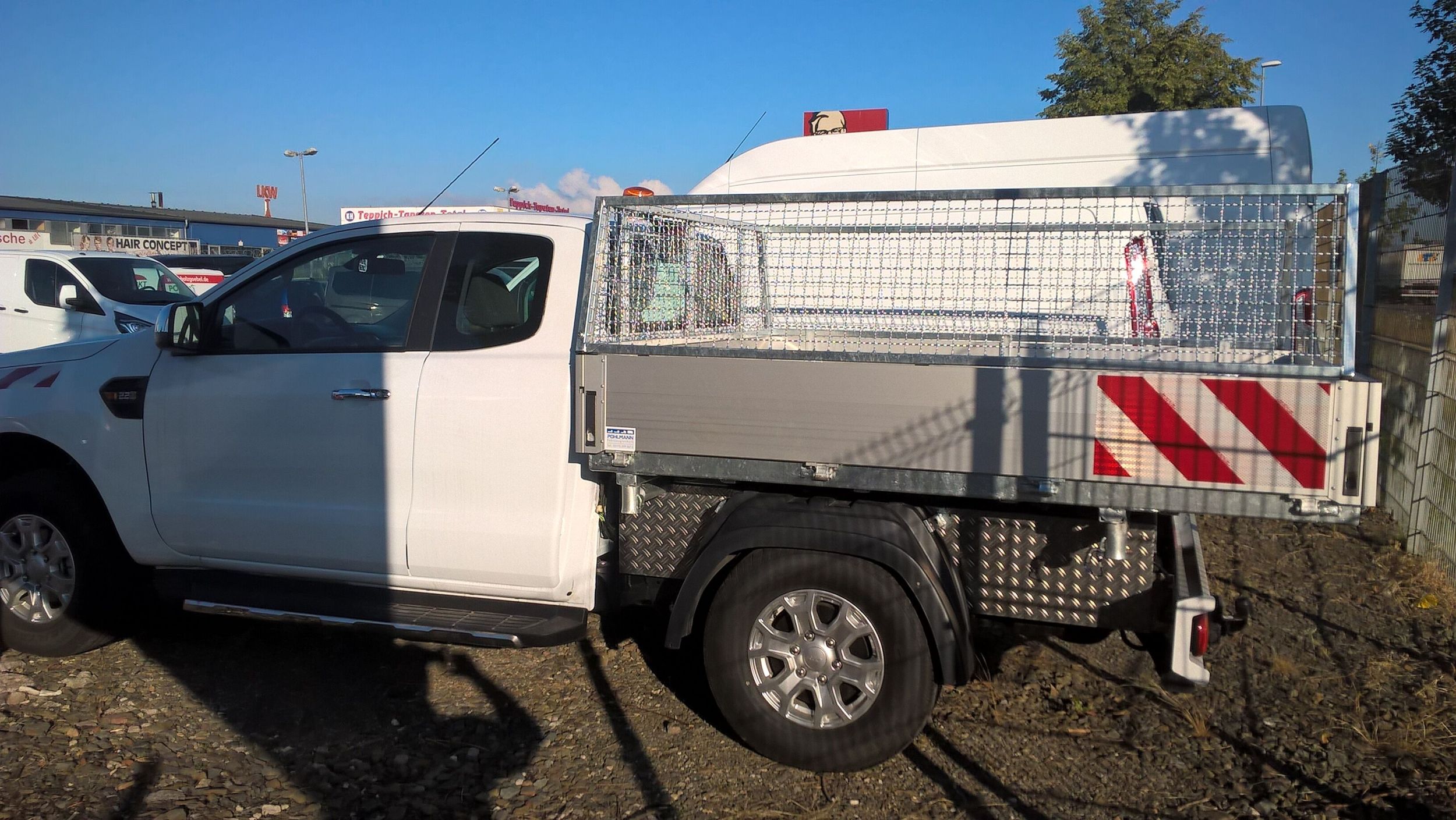 Der Ford Ranger mit einer kippbaren Ladefläche seitlich gezeigt