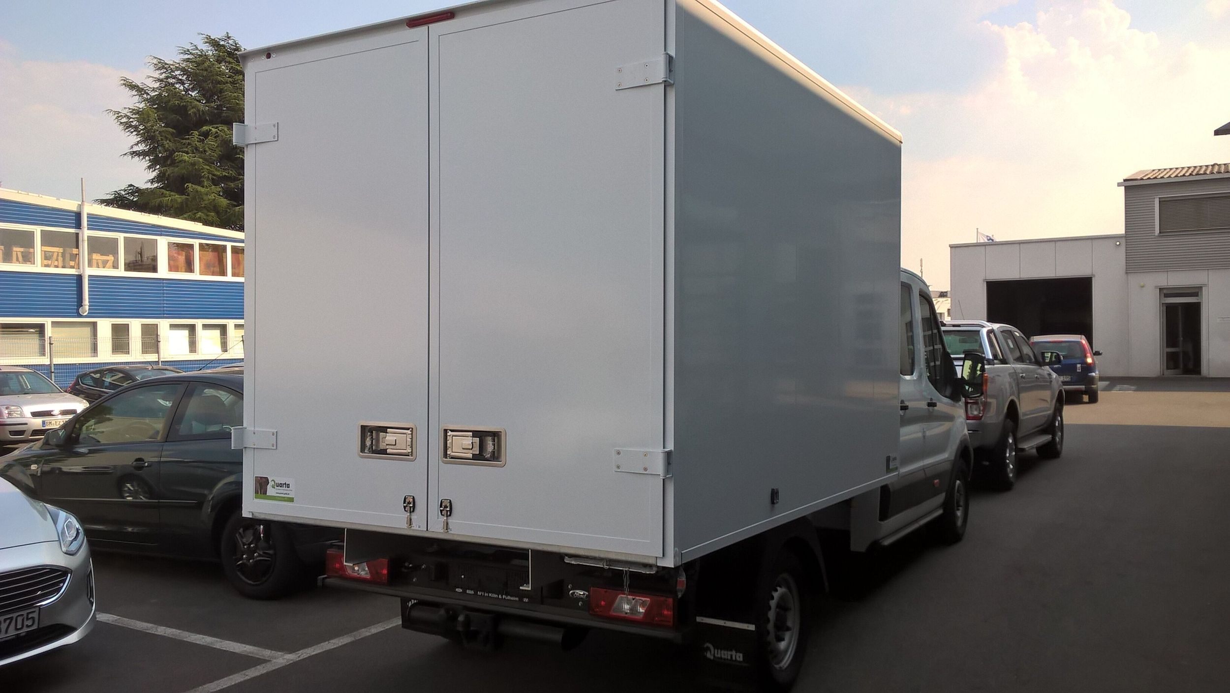 Der Ford Transit mit Kofferaufbau von hinten gezeigt