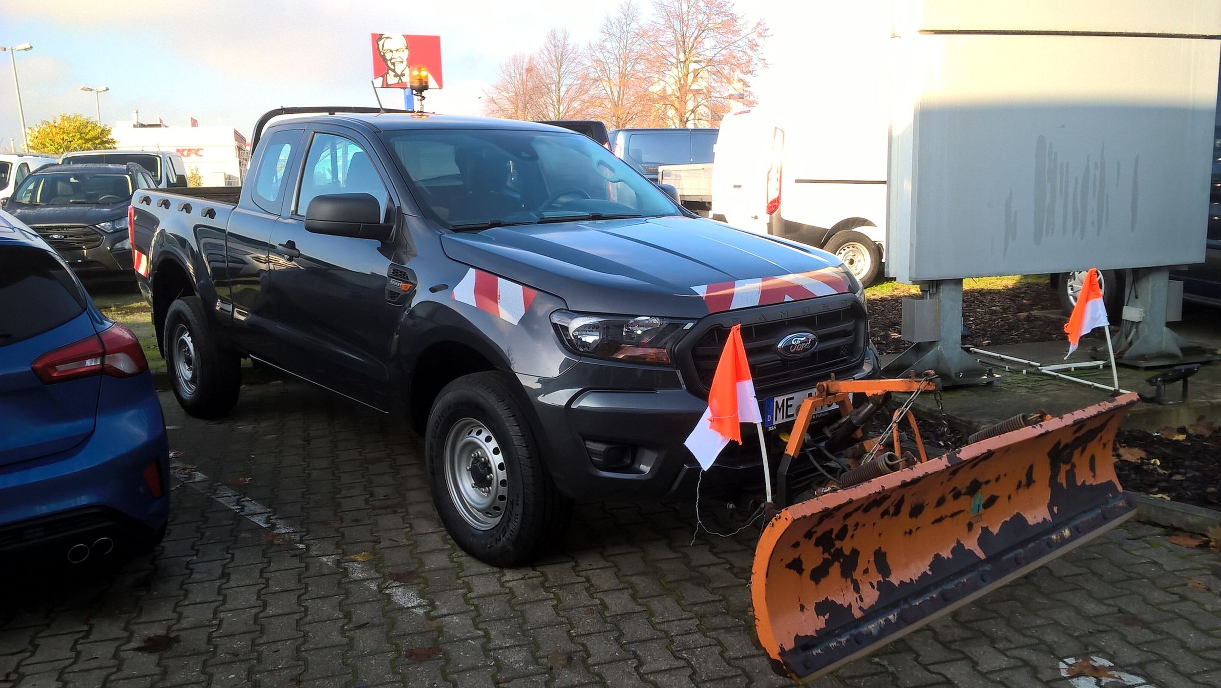 Der Ford Ranger mit einem angebauten Schneepflug seitlich von vorne gezeigt