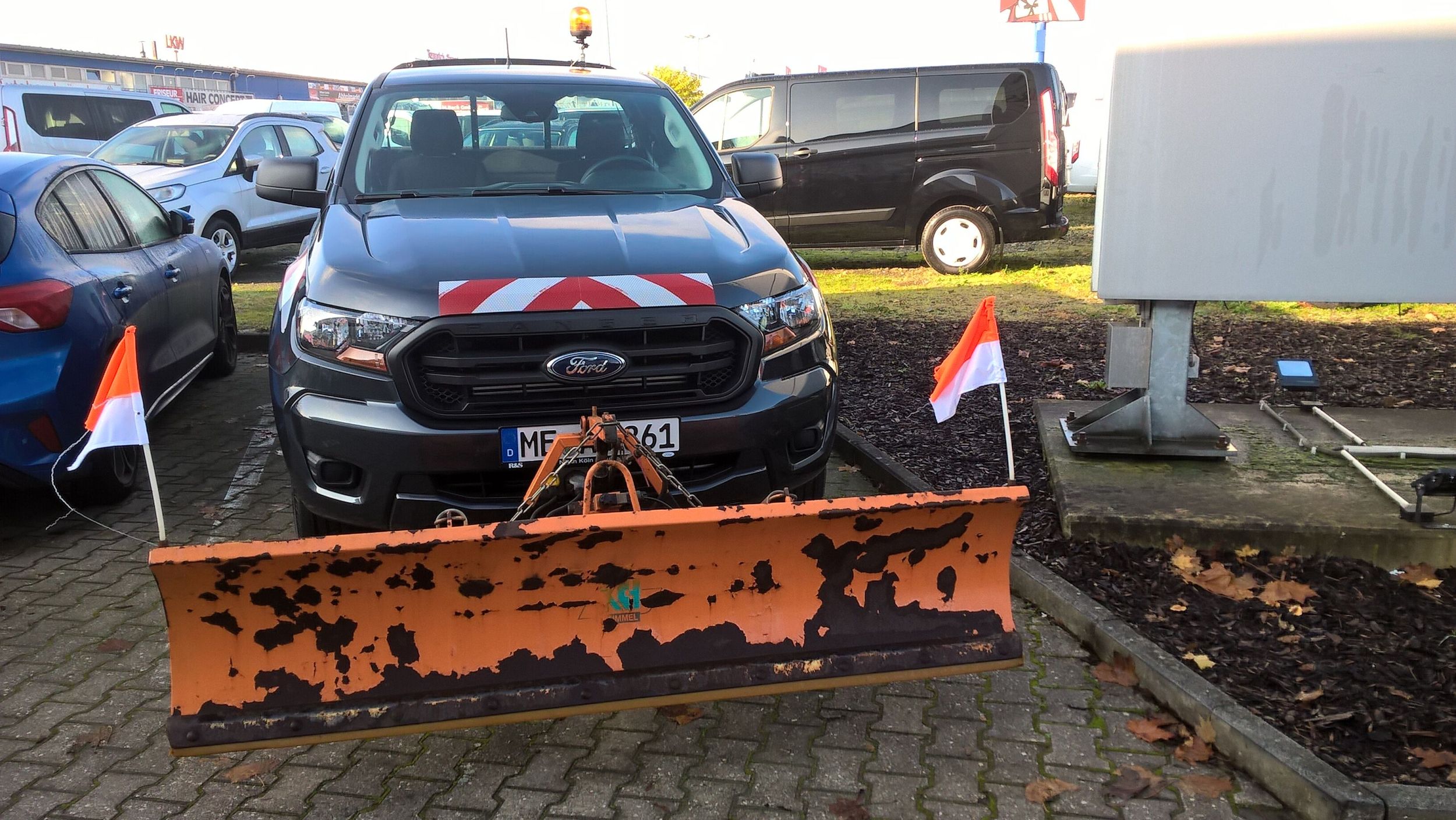 Der Ford Ranger mit einem angebauten Schneepflug von vorne gezeigt