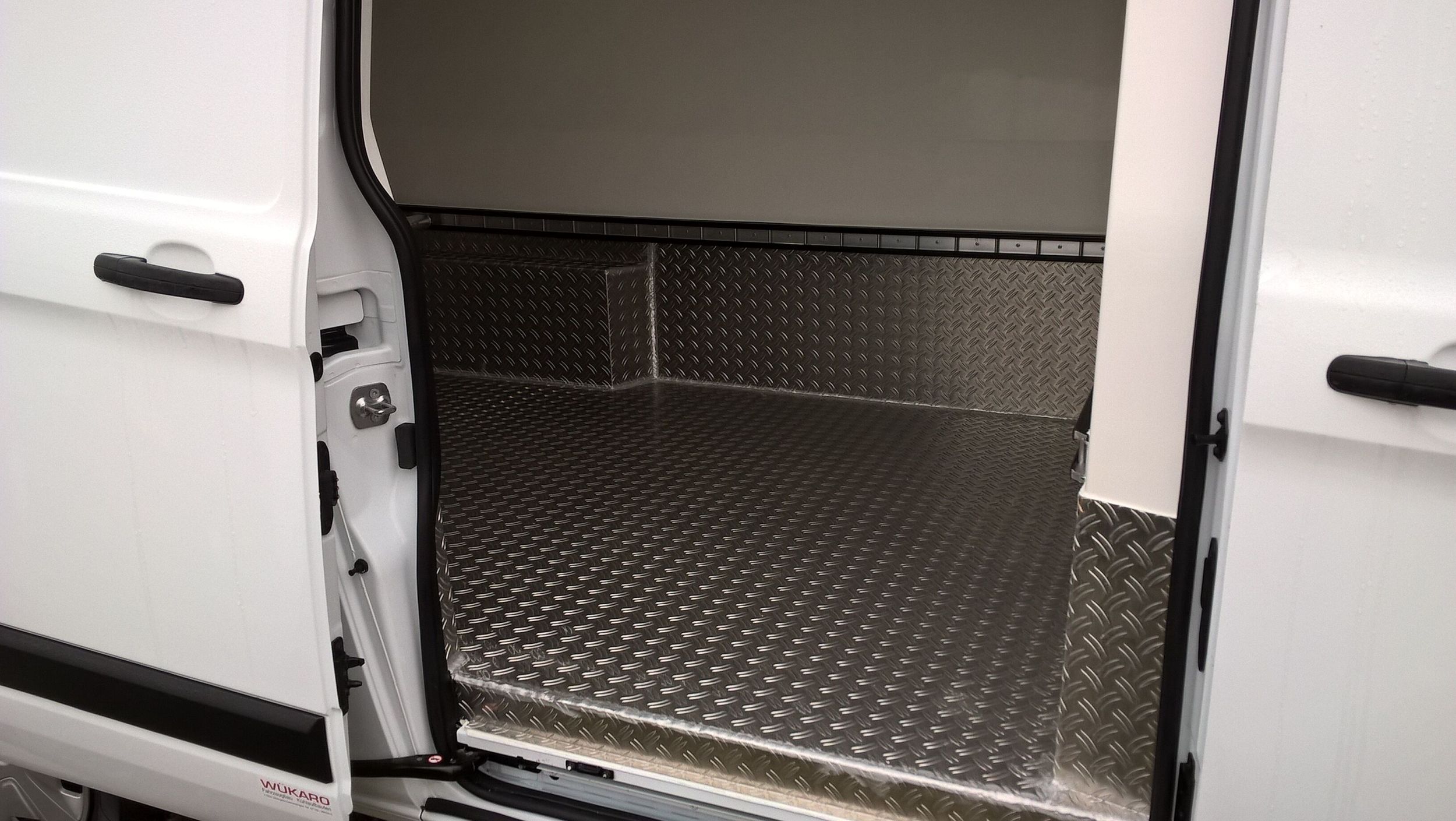 Das Innere des Ford Transit mit einer Kühlvorrichtung durch geöffnete Seitentür gezeigt