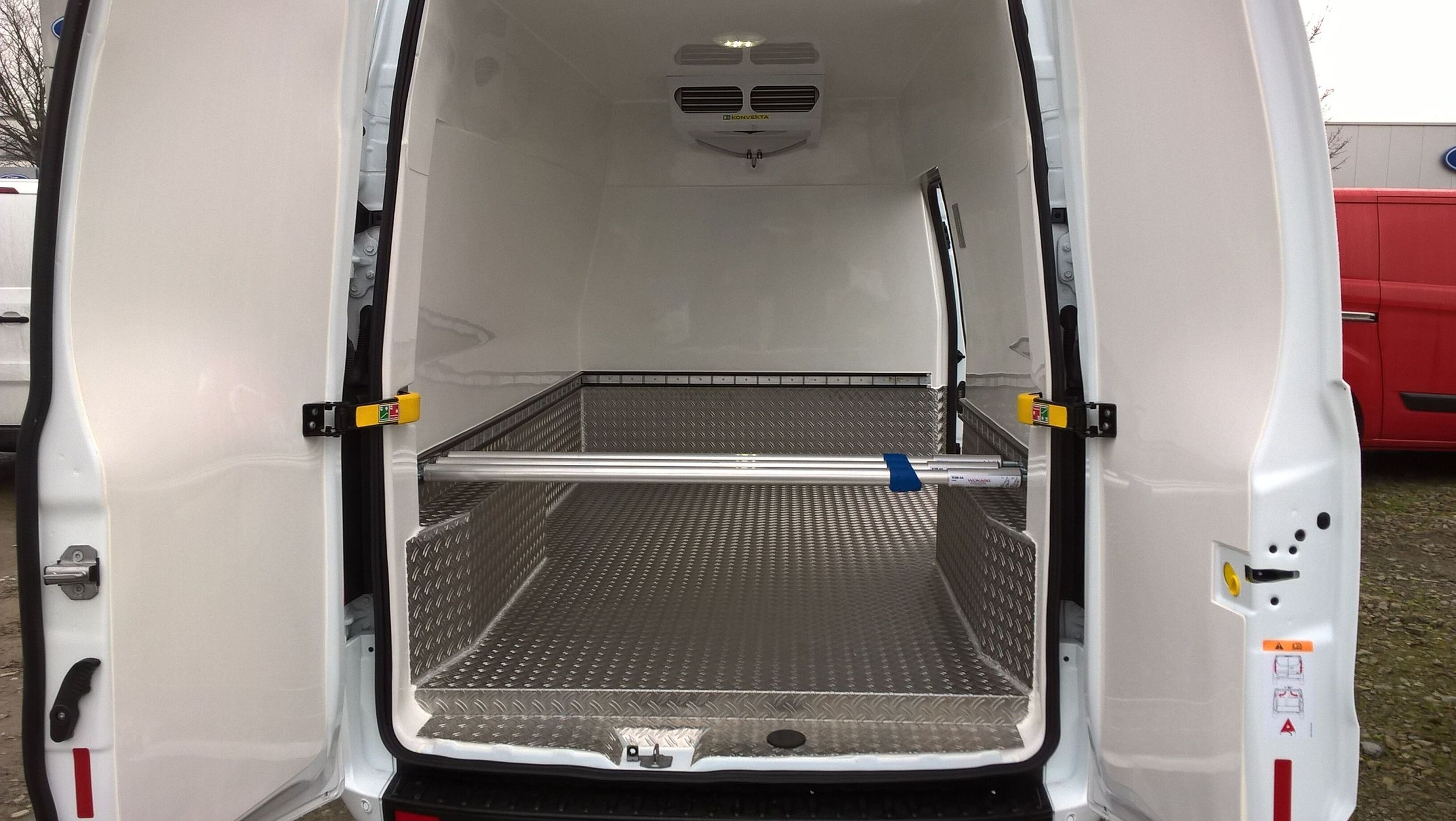 Das Innere des Ford Transit mit einer Kühlvorrichtung