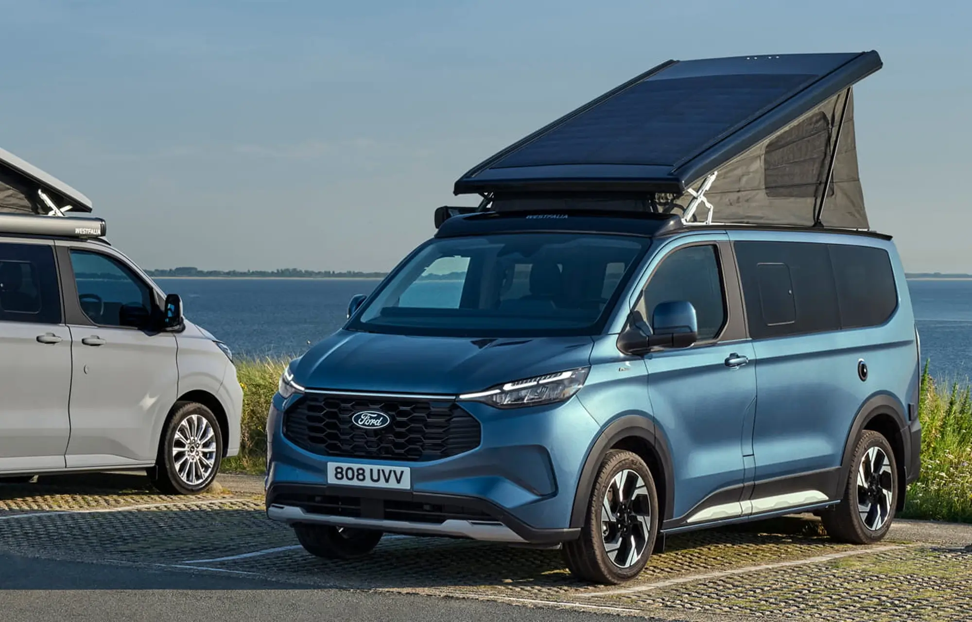 2 Ford Nuggets am Straßenrad