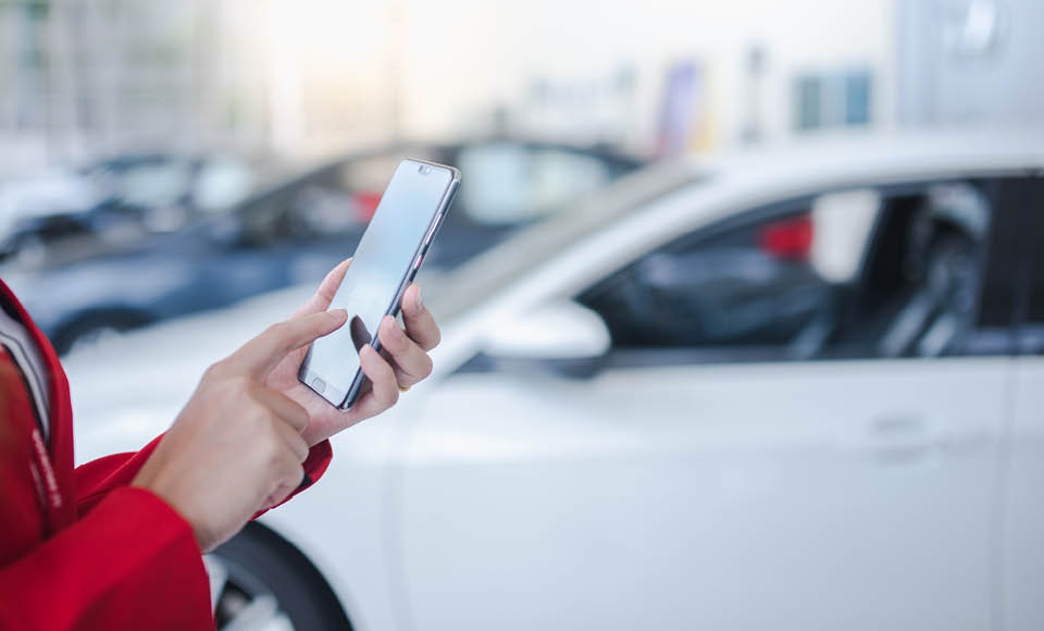 Frau tippt auf Handy