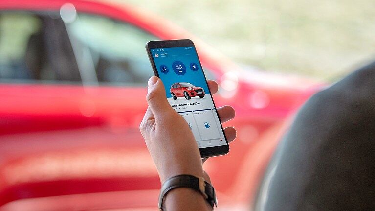Handy in der Hand mit offener Ford App