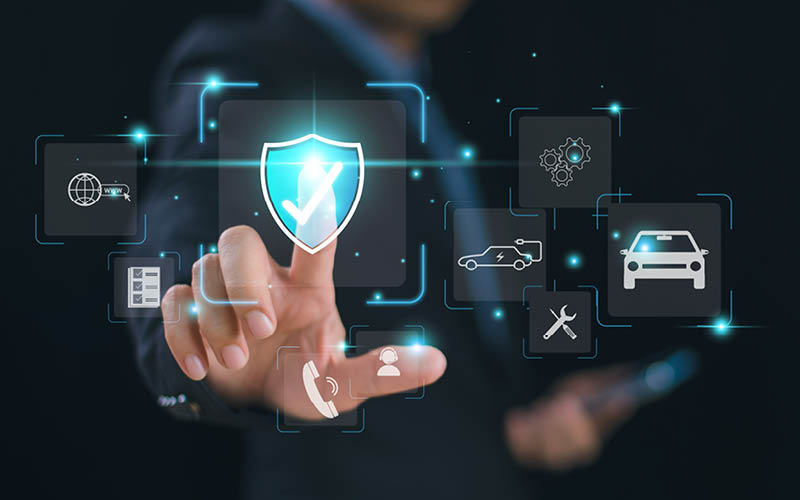 Handy in der Hand mit offener Ford App