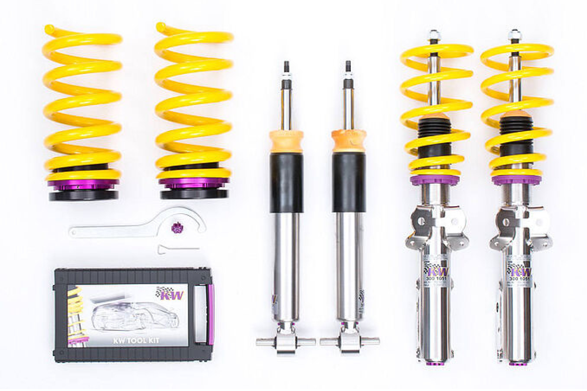 Tuning-Teile liegen nebeneinander angeordnet
