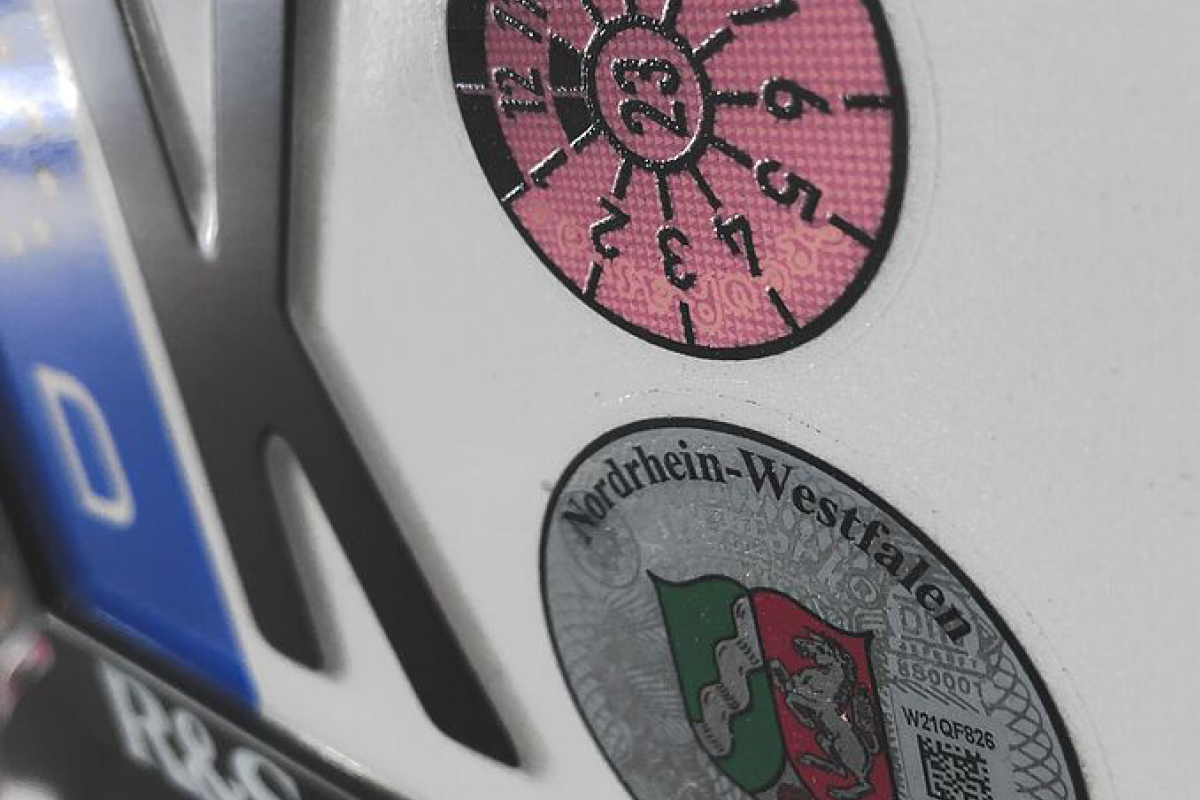 Ein Kennzeichen, Fokus und Zoom auf die TÜV Plakette