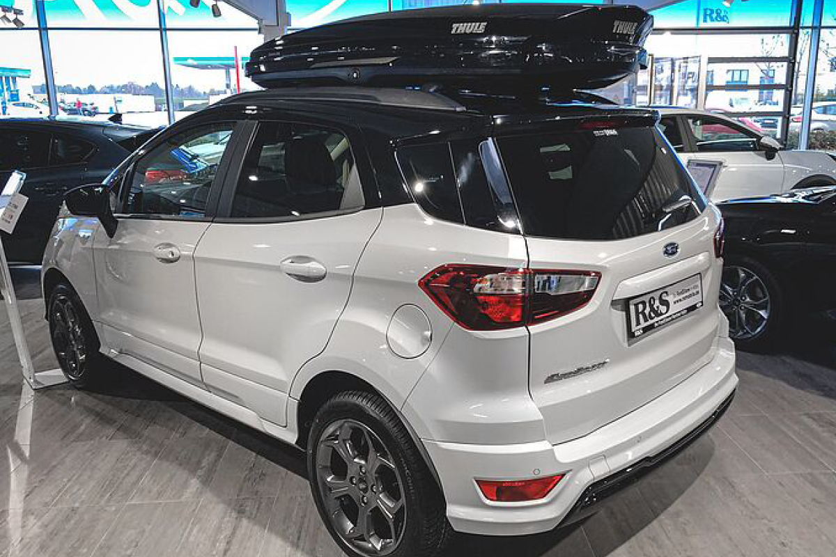 Ein weißes Auto mit einem Dachgepäckträger