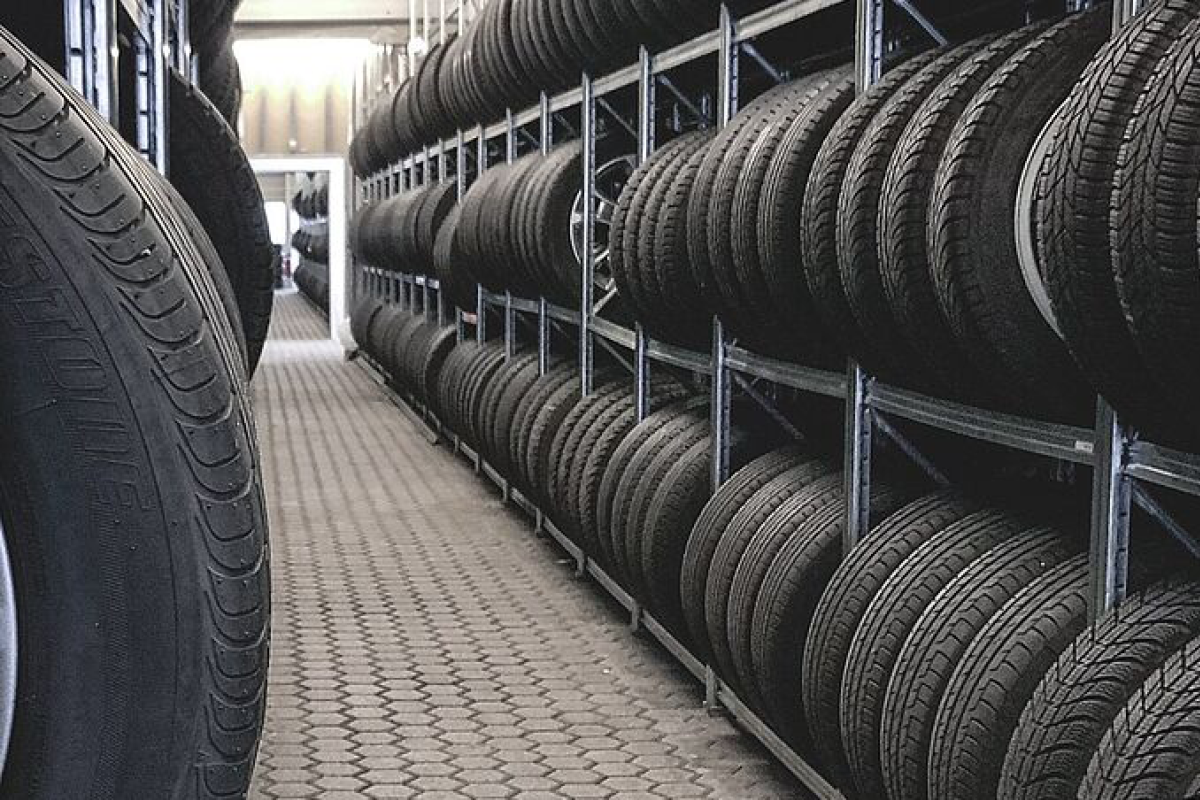 Viele eingelagerte Reifen in einem Reifenlager