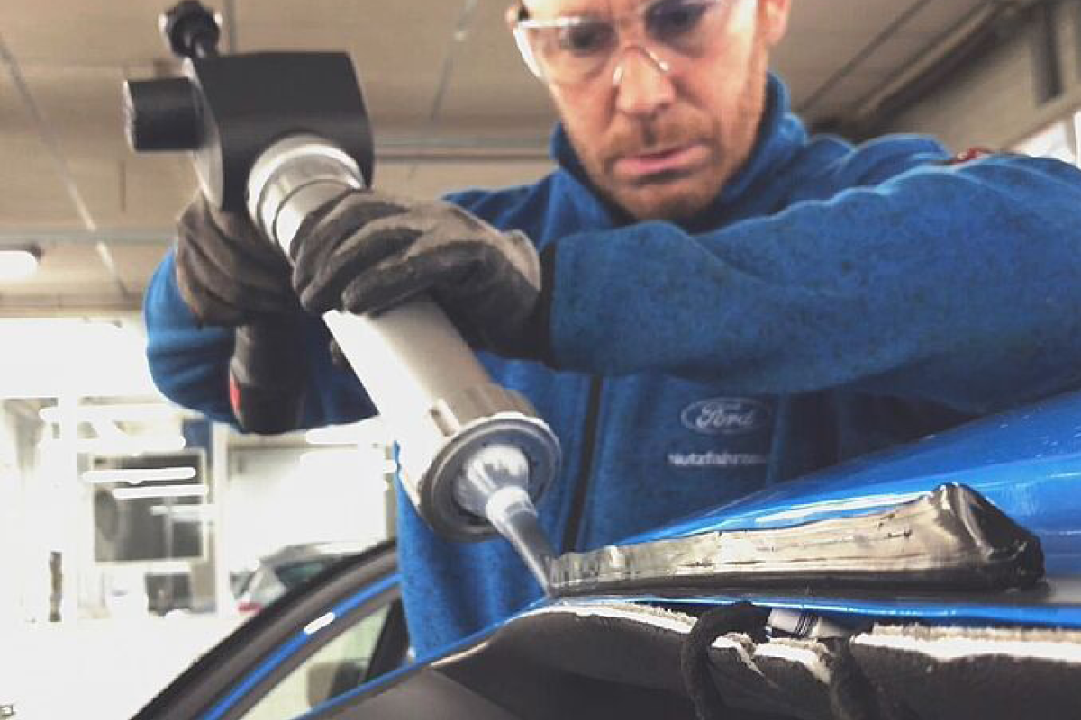 Eine Person montiert eine Windschutzscheibe