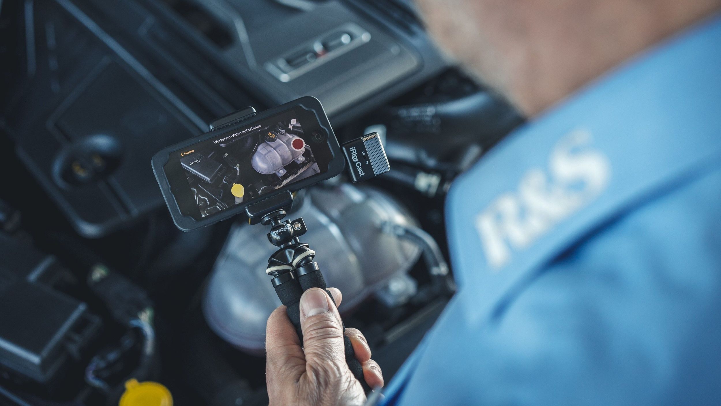 Mitarbeiter nimmt Video von einem Auto auf