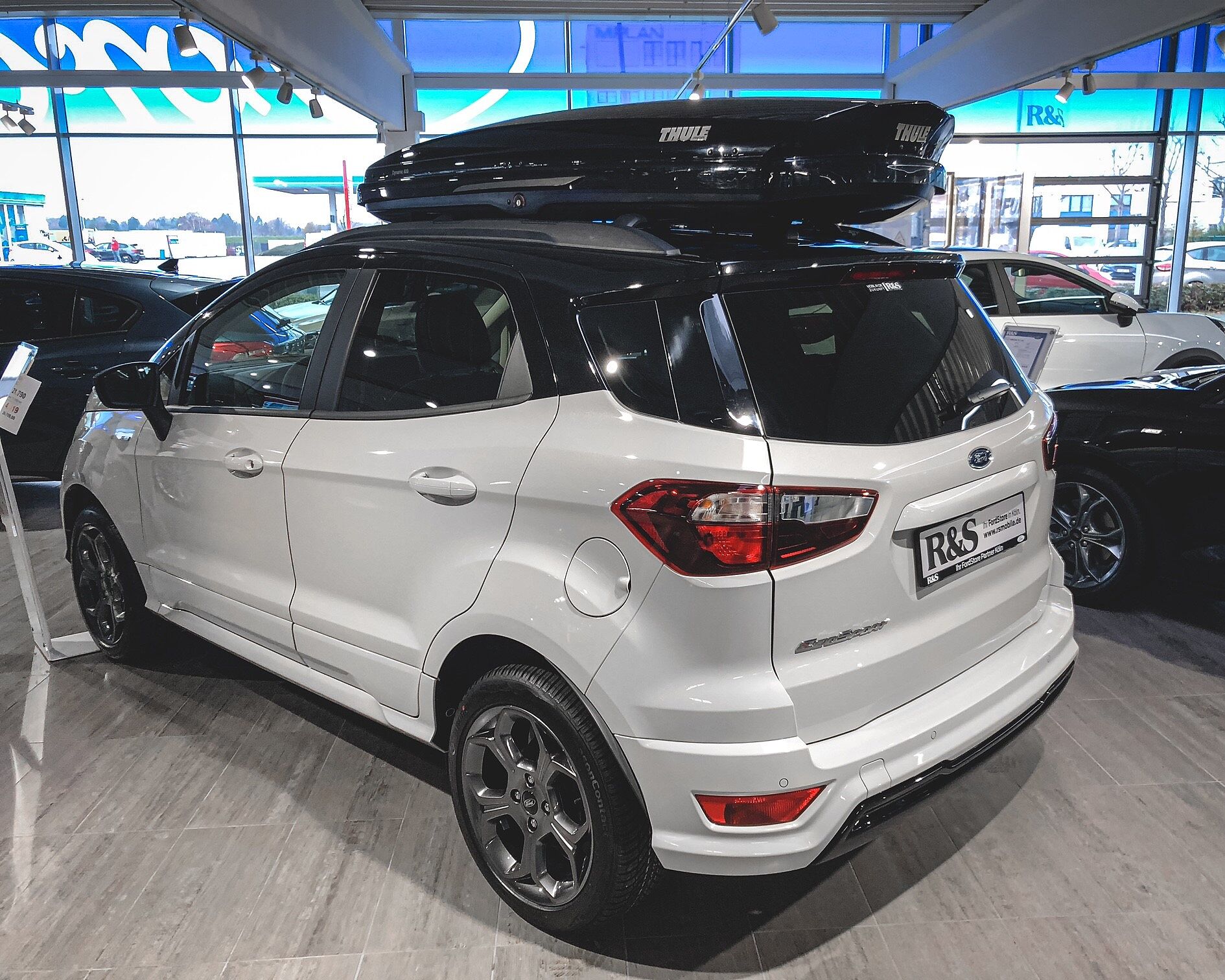 Zu sehen ist ein Fahrzeug mit einem Dachgepäckträger