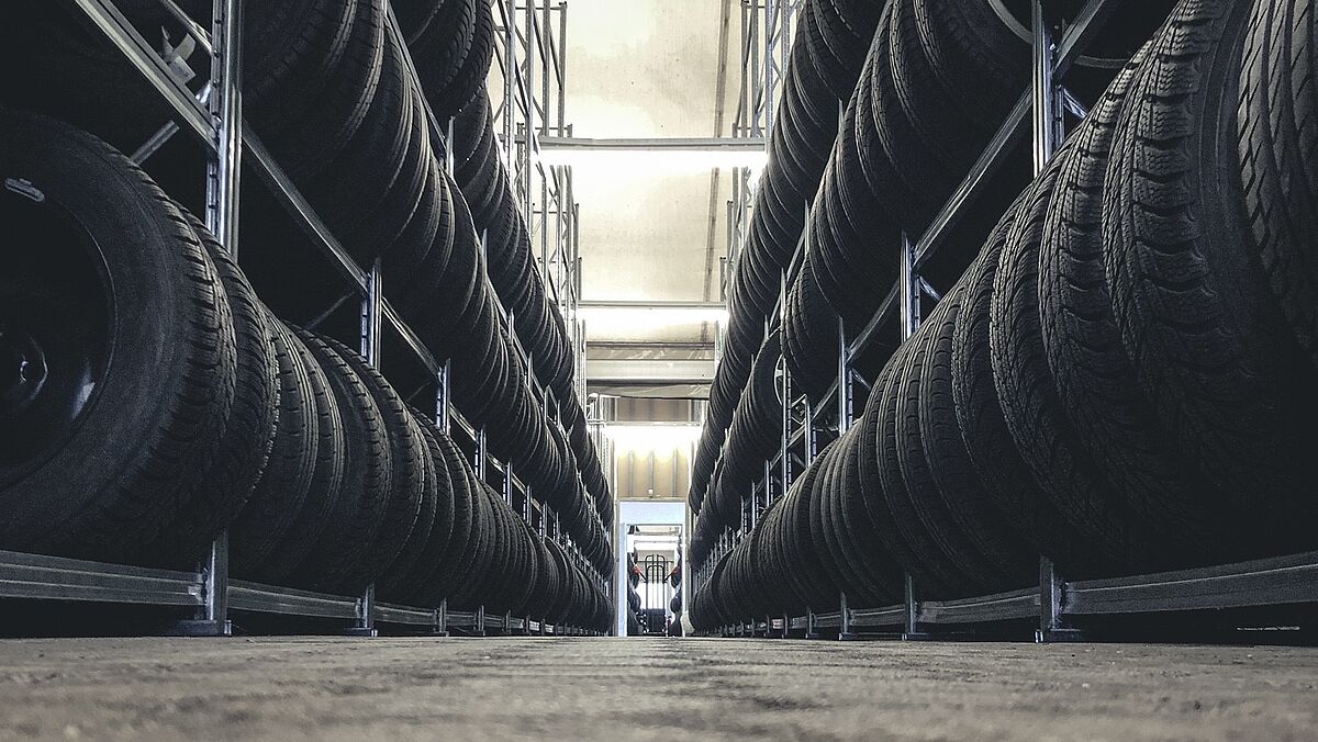Zu sehen ist eine Lagerhalle mit Reifen
