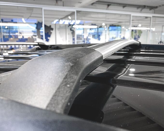 Zu sehen ist ein Grundträger auf dem Dach eines Fahrzeugs